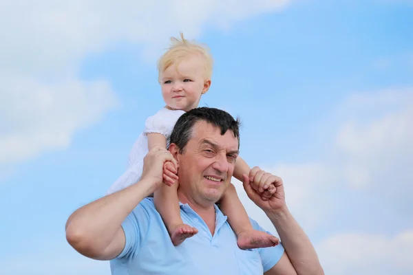 快乐的父亲抱着他的小女儿 — 图库照片