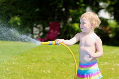 Bahçe Hortum ile oynarken mutlu küçük kız