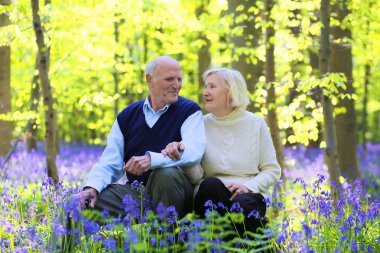 sağlıklı üst düzey iki güzel yaz ormanda rahatlatıcı sevgi dolu