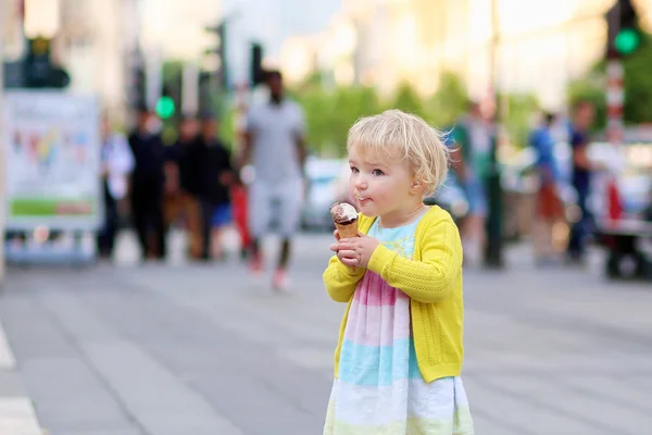 街の中心部でアイスクリームを食べることの幸せな女の子 — ストック写真