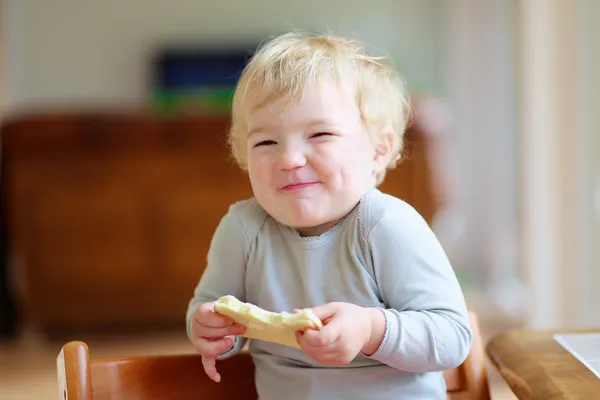 朝食のサンドイッチを持つ幼児少女 — ストック写真