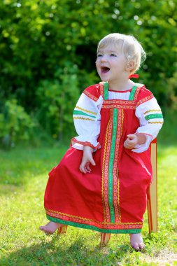 geleneksel Rus elbise sevimli küçük kız portresi
