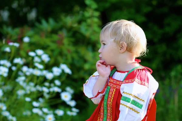 A hagyományos orosz ruha aranyos kislány portréja — Stock Fotó