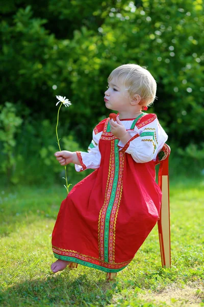 Πορτρέτο του αξιολάτρευτο κοριτσάκι σε παραδοσιακά ρωσικά φόρεμα — Φωτογραφία Αρχείου