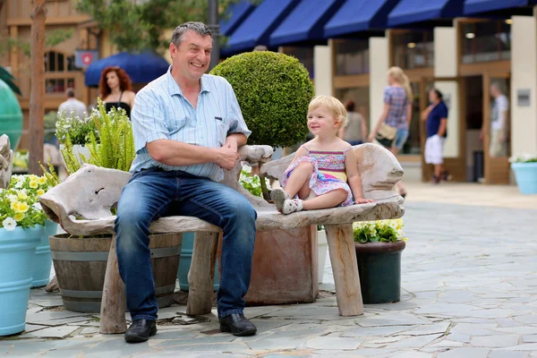 Padre e figlia si rilassano sulla panchina in ambiente urbano — Foto Stock