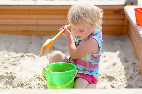 Játszik a homokozóban kislány — Stock Fotó