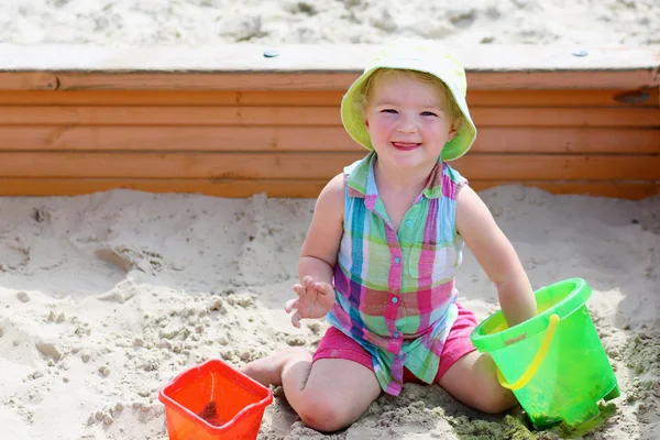 Niña jugando en sandbox — Foto de Stock