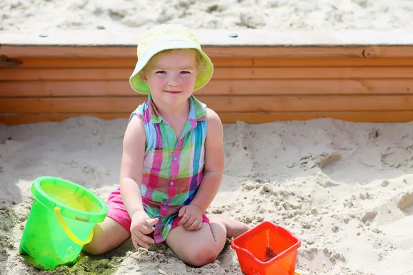 Kleines Mädchen spielt im Sandkasten — Stockfoto