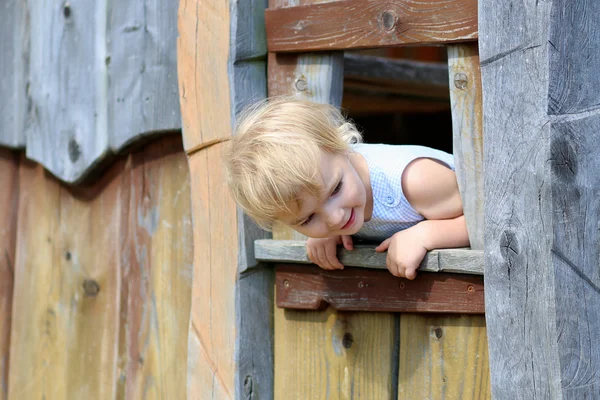 Divertente bambina che gioca in casa di legno — Foto Stock