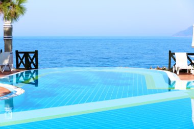 Lüks Hotel, Türkiye'nin Ege Denizi üzerinde güzel manzaralı sonsuzluk Yüzme Havuzu