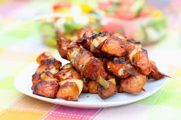 Carne grelhada deliciosa sortida com legumes na mesa de piquenique — Fotografia de Stock