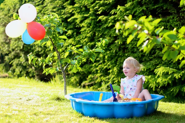 Niña feliz jugando con arenero al aire libre en un día soleado de verano —  Fotos de Stock