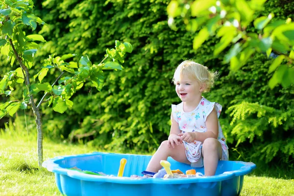 Glad liten Tjej leker med sandlåda utomhus en solig sommardag — Stockfoto