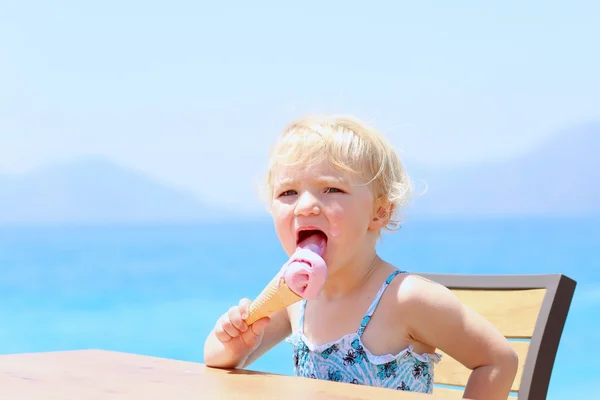 Preciosa niña disfrutando de vacaciones de verano comiendo helado al aire libre — Foto de Stock