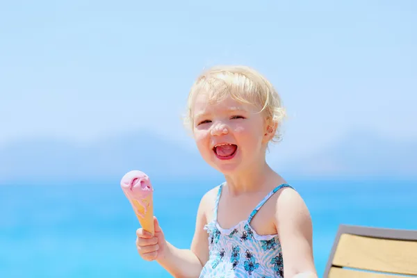 夏の休日の屋外アイス クリームを食べることを楽しむ素敵な幼児の女の子 — ストック写真