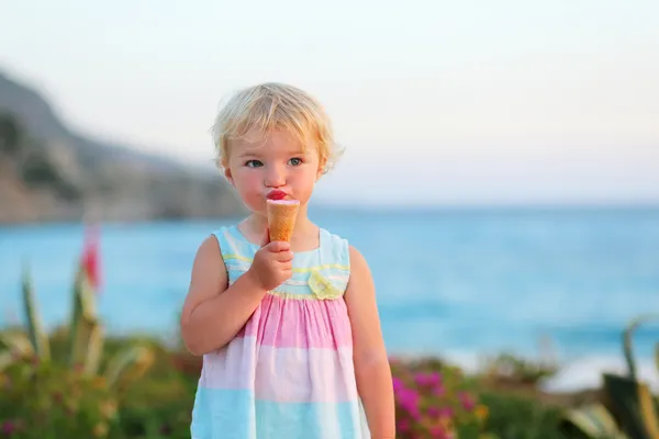 Preciosa niña disfrutando de vacaciones de verano comiendo helado al aire libre — Foto de Stock