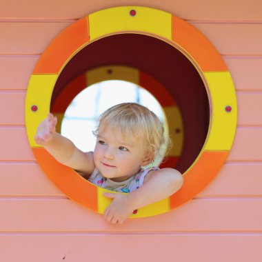 mutlu küçük kız eğleniyor playhouse içinde bir yaz gününde