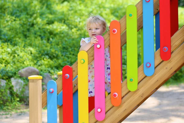 Glad liten tjej att ha kul i lekstuga på en sommardag — Stockfoto