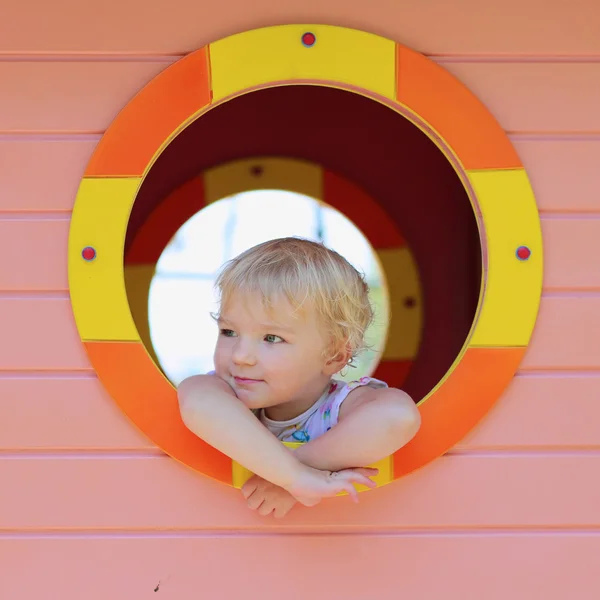 Happy little girl having fun in playhouse on a summer day — Stock Photo, Image