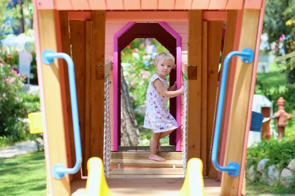 Menina feliz se divertindo em playhouse em um dia de verão — Fotografia de Stock