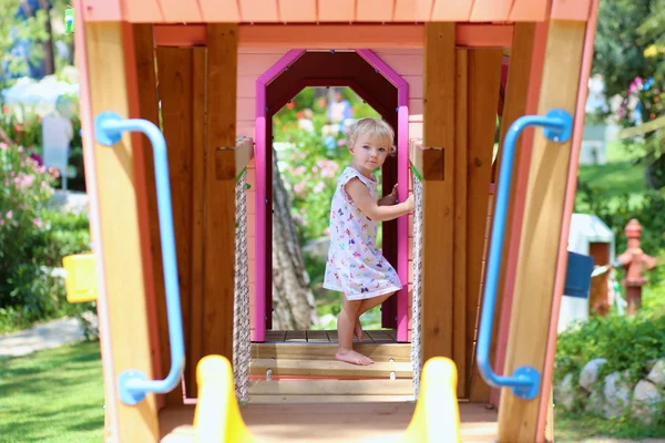 Happy little girl having fun in playhouse on a summer day — Stock Photo, Image