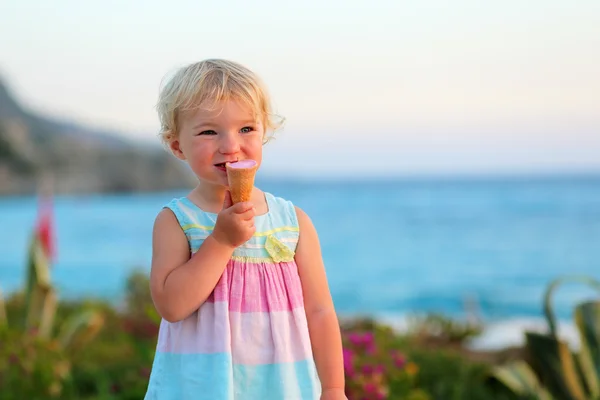 Little girl eating ice cream walking on beautiful promenade — Stock Photo, Image