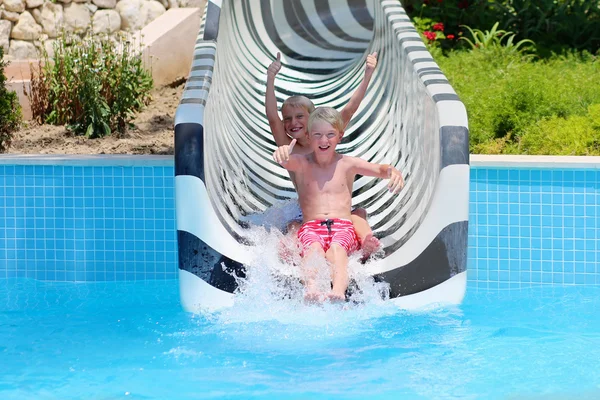 Dois meninos felizes se divertindo no parque aquático — Fotografia de Stock