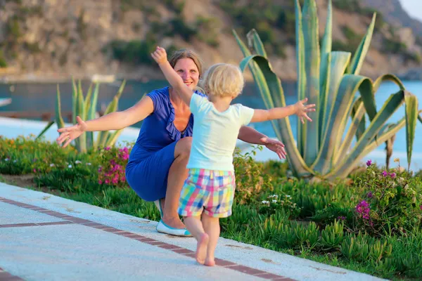 Mother and little daughter enjoying summertime outdoors — Stock Photo, Image