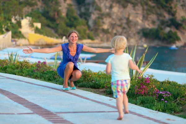 Mother and little daughter enjoying summertime outdoors — Stock Photo, Image