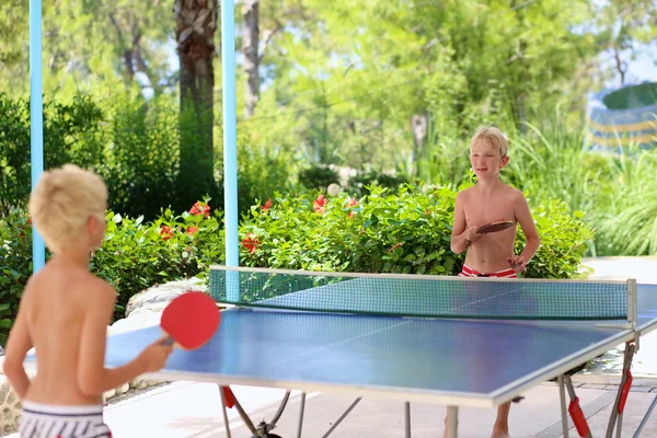 Dos chicos felices jugando ping pong al aire libre — Foto de Stock