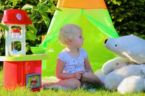 Menina criança feliz brincando com cozinha de brinquedo ao ar livre — Fotografia de Stock