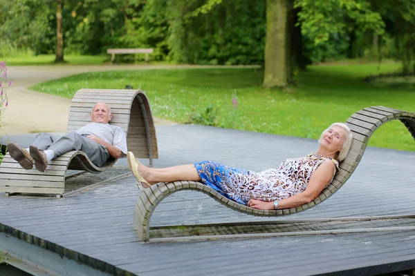 Senior couple relaxing in the park — Stock Photo, Image