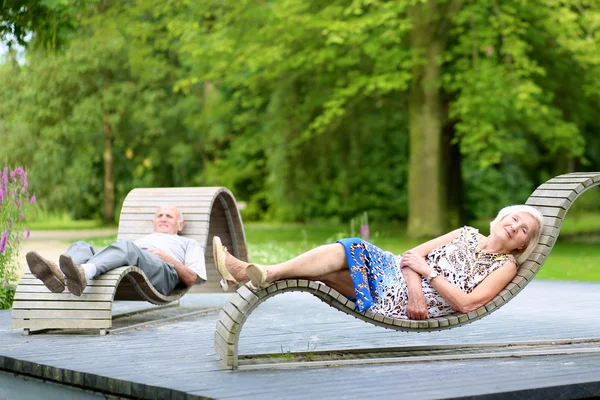 Couple sénior relaxant dans le parc — Photo