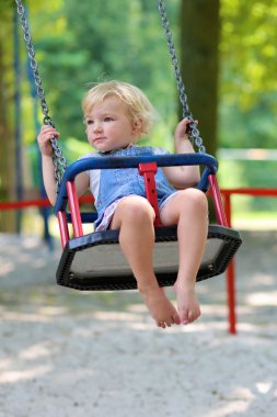 mutlu küçük kız parkta yaz sallanan
