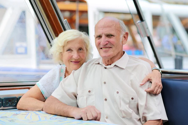 Glückliches seniorenpaar bei einer schifffahrt in amsterdam — Stockfoto