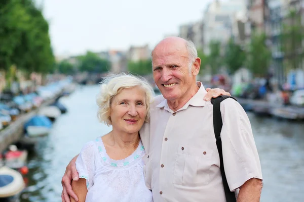 Happy senior couple enjoying canals in Amsterdam — Stock Photo, Image