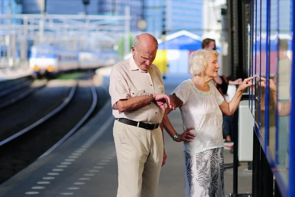 Coppia anziana in attesa di treno in stazione — Foto Stock