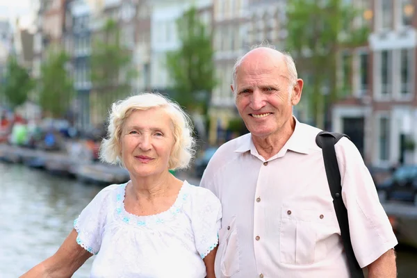 Amsterdam kanallarının keyfini kıdemli mutlu çift — Stok fotoğraf