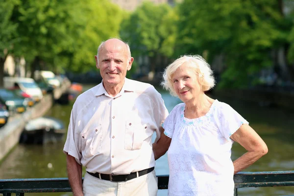 Feliz pareja de ancianos disfrutando de los canales en Amsterdam —  Fotos de Stock