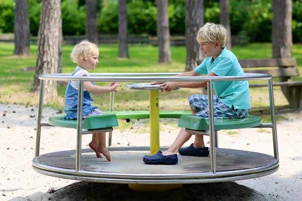 Bror och syster spelar i sommar park — Stockfoto