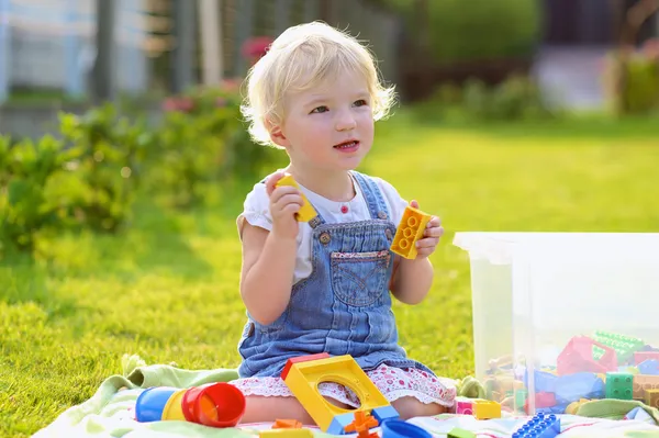 Grappig meisje spelen met speelgoed buitenshuis — Stockfoto