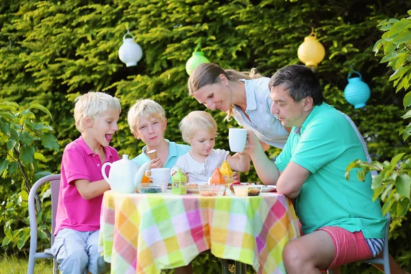 Lyckliga familjen av fem med lunch utomhus — Stockfoto