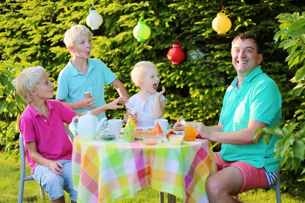 Padre e hijos almorzando al aire libre — Foto de Stock