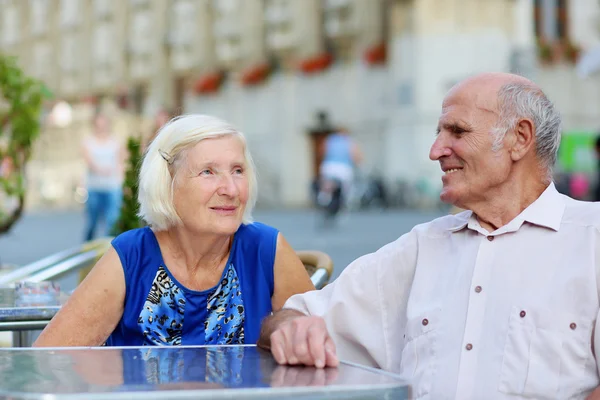 Senior couple relaxing in outdoors cafe — Stock Photo, Image