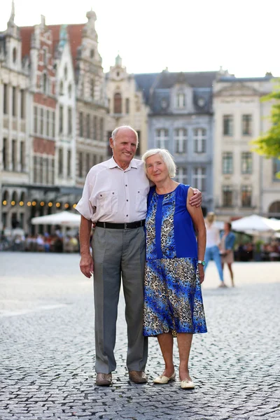 Happy senior couple traveling in Europe — Stock Photo, Image