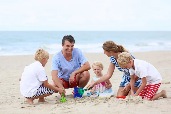 Famiglia felice di cinque persone che si divertono sulla spiaggia — Foto Stock