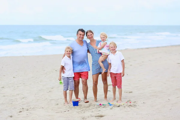 Gelukkige familie van vijf plezier op het strand — Stockfoto