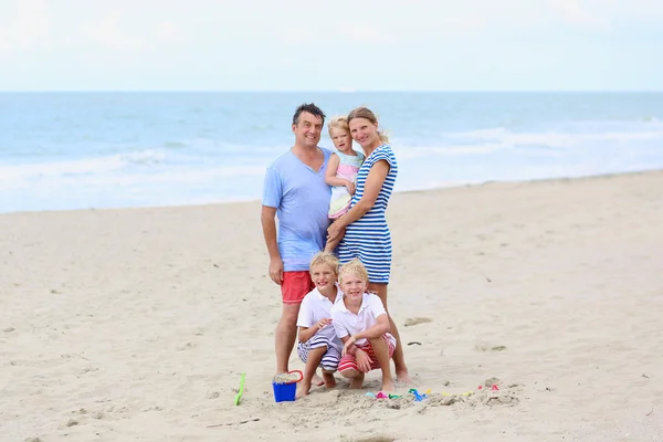 Familia feliz de cinco divirtiéndose en la playa — Foto de Stock