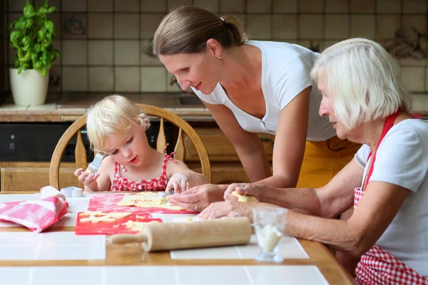 3 gerações de mulheres fazendo biscoitos juntas — Fotografia de Stock