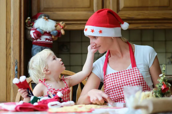 Mutter und Tochter backen Plätzchen für Weihnachten — Stockfoto
